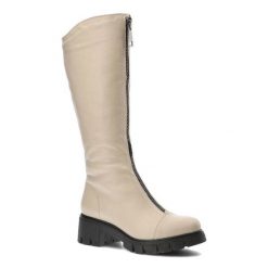 Beżowe Kozaki Simen Modne Wygodne Buty Damskie. Brązowe kozaki damskie Simen, ze skóry, przed kolano, bez obcasa, bez zapięcia. Za 529.00 zł.