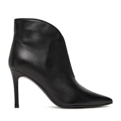 Botki Eva Minge. Czarne botki damskie Eva Minge, bez obcasa, na szpilce, bez zapięcia. Za 449.99 zł.