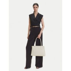 Torebka Furla. Białe torebki klasyczne damskie Furla, bez dodatków. Za 1,011.99 zł.