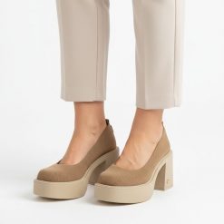 Półbuty damskie Karino, stabilny słupek podwyższona platforma miękka cholewka zabudowany przód masywna podeszwa, beżowe, 5996/007-P. Brązowe półbuty damskie Karino, bez wzorów, bez obcasa, na obcasie, bez zapięcia. Za 519.00 zł.