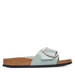 Klapki Birkenstock. Zielone klapki damskie Birkenstock, bez wzorów, bez obcasa, bez zapięcia. Za 599.99 zł.