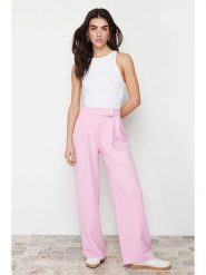 Trendyol Spodnie w kolorze jasnoróżowym rozmiar: XS. Różowe spodnie materiałowe damskie Trendyol, bez wzorów, z materiału. Za 74.95 zł.