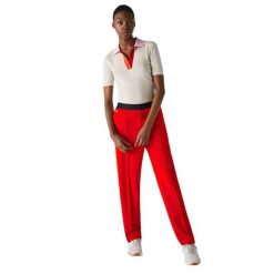 Spodnie damskie Lacoste. Czerwone spodnie sportowe damskie Lacoste, xs, bez wzorów, z dresówki. Za 437.00 zł.