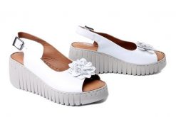 ARTIKER RELAKS 58C3355 white, sandały damskie. Białe sandały damskie Artiker Relaks, bez wzorów, ze skóry, bez obcasa, na koturnie, bez zapięcia. Za 174.93 zł.