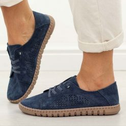 Granatowe skórzane półbuty damskie Vinceza 95362. Niebieskie półbuty damskie VINCEZA, na lato, w ażurowe wzory, z jeansu, z okrągłym noskiem, bez obcasa, bez zapięcia. W wyprzedaży za 197.10 zł.