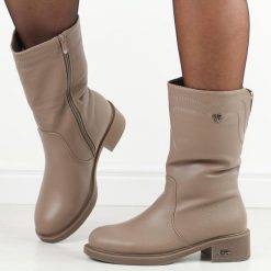 Beżowe wysokie botki damskie Filo Donna Z24-42. Brązowe botki damskie Filo Donna, na jesień, ze skóry, eleganckie, z okrągłym noskiem, bez obcasa, na płaskiej podeszwie, bez zapięcia. Za 219.00 zł.