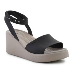 Sandały Crocs Brooklyn Ankle Strap Wedge 209406-07H czarne. Czarne sandały damskie bez wzorów, bez obcasa, na koturnie, bez zapięcia. Za 421.95 zł.
