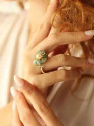 Pierres delicates Pozłacany pierścionek z perłą i kamieniami szlachetnymi rozmiar: onesize. Różowe pierścionki damskie Pierres delicates, z perłą, pozłacane. Za 30.99 zł.