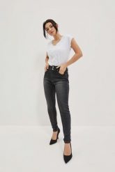 Jeansy skinny z podwójnym guzikiem grafitowe. Szare jeansy damskie MOODO, bez wzorów, z bawełny. W wyprzedaży za 44.99 zł.