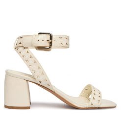 Sandały Guess. Białe sandały damskie Guess, z aplikacjami, bez obcasa, na słupku, bez zapięcia. Za 589.99 zł.