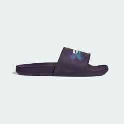KLAPKI ADILETTE COMFORT SLIDES MERCEDES AMG PETRONAS F1 TEAM. Fioletowe klapki damskie Adidas, bez wzorów, z materiału, bez obcasa, bez zapięcia. Za 239.00 zł.