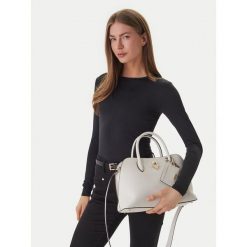 Torebka Guess. Brązowe kuferki damskie Guess, z aplikacjami, bez dodatków. Za 584.99 zł.