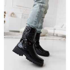 Czarne lakierowane buty z ozdobnym paskiem Lido. Czarne botki damskie na zimę, z lakierowanej skóry, eleganckie, z okrągłym noskiem, za kostkę, bez obcasa, na obcasie, bez zapięcia. Za 118.17 zł.