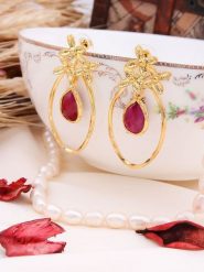 L'Atelier de Gaia Pozłacane kolczyki-wkrętki z agatem rozmiar: onesize. Różowe kolczyki damskie L'Atelier de Gaia, z agatem, pozłacane. Za 39.99 zł.