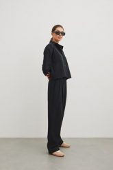 Eleganckie spodnie z zakładkami w kolorze BLACK - DERRY-M/L. Czarne spodnie materiałowe damskie Marsala, bez wzorów, z bawełny. Za 399.90 zł.