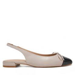Sandały Stuart Weitzman. Brązowe sandały damskie Stuart Weitzman, bez wzorów, bez obcasa, na płaskiej podeszwie, bez zapięcia. Za 949.99 zł.