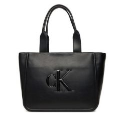 Torebka Calvin Klein. Czarne torebki klasyczne damskie Calvin Klein, bez dodatków. Za 399.99 zł.