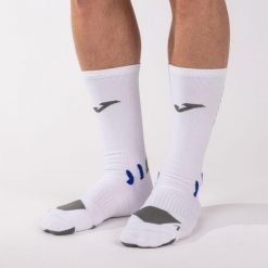 Skarpety sportowe kompresyjne Joma Compression z odblaskami. Białe skarpetki damskie Joma, bez wzorów, z materiału. Za 32.99 zł.