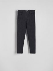 Jeansy slim fit z błyszczącymi drobinkami - czarny. Czarne jeansy damskie Reserved. W wyprzedaży za 79.99 zł.
