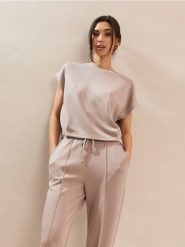 Bluza bez rękawów soft touch z dodatkiem wiskozy - kremowy. Białe bluzy damskie Sinsay, l, bez wzorów, z dzianiny, bez kaptura. Za 39.99 zł.