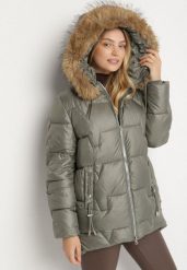 Zielona Kurtka z Pikowanymi Przeszyciami i Kapturem z Futrem Azinga. Zielone kurtki damskie Born2be, plus size, bez wzorów, z dzianiny. Za 219.99 zł.