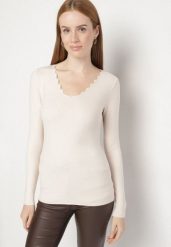 Beżowy Dopasowany Sweter z Nieregularnym Dekoltem w Serek Fenarela. Brązowe swetry klasyczne damskie Born2be, m, z jeansu, bez kołnierzyka. Za 49.99 zł.
