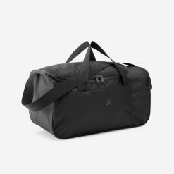 Torba sportowa Kipsta Essential 20 l. Czerwone torby sportowe Decathlon, bez wzorów, z materiału. Za 34.99 zł.