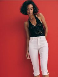 Jeansy capri - biały. Białe jeansy damskie Reserved. W wyprzedaży za 89.99 zł.