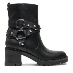 Botki Guess. Czarne botki damskie Guess, bez obcasa, na słupku, bez zapięcia. Za 709.99 zł.