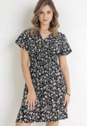 Czarna Kwiecista Sukienka Mini z Wiskozy z Marszczoną Gumką w Pasie Catela. Czarne sukienki damskie Born2be, bez wzorów, z wiskozy, bez ramiączek. W wyprzedaży za 59.49 zł.