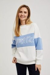 Bluza z napisem wkładana przez głowę biała. Białe bluzy damskie MOODO, l, bez wzorów, bez kaptura. W wyprzedaży za 54.99 zł.