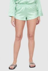 JUICY COUTURE Zielone satynowe szorty piżamowe w logo. Zielone piżamy damskie Juicy Couture, bez wzorów, z satyny, bez ramiączek. W wyprzedaży za 129.99 zł.