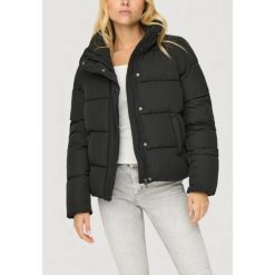 Kurtka puchowa Kobieta ONLY ONLNEWCOOL PUFFER JACKET OTW NOOS. Czarne kurtki damskie Only, na zimę, bez wzorów, z puchu, bez kaptura. Za 211.10 zł.