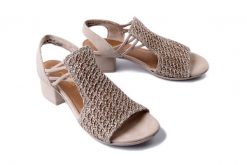 RIEKER 64962-60 beige, sandały damskie. Brązowe sandały damskie Rieker, bez wzorów, ze skóry ekologicznej, bez obcasa, na obcasie, bez zapięcia. Za 271.92 zł.