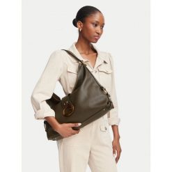 Torebka Guess. Czarne torebki wieczorowe damskie Guess, z aplikacjami, bez dodatków. Za 294.99 zł.