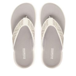 Japonki Skechers. Białe klapki damskie Skechers, bez wzorów, bez obcasa, bez zapięcia. Za 199.99 zł.