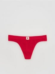 Prążkowane majtki stringi - czerwony. Czerwone stringi Reserved, bez wzorów, prążkowane. Za 29.99 zł.