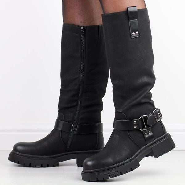 Czarne kozaki damskie Potocki 54301. Czarne kozaki damskie POTOCKI, na jesień, z polaru, z okrągłym noskiem, bez obcasa, bez zapięcia. W wyprzedaży za 214.97 zł.