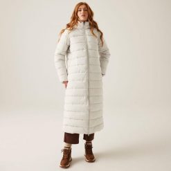 Płaszcz turystyczny damski zimowy ocieplany Elender Regatta. Szare płaszcze damskie Regatta, na zimę, bez wzorów, z kapturem. W wyprzedaży za 384.65 zł.