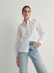 Koszula z ozdobnymi aplikacjami - biały. Białe koszule damskie Reserved, l, z aplikacjami, z bawełny, bez kołnierzyka, bez ramiączek. W wyprzedaży za 79.99 zł.