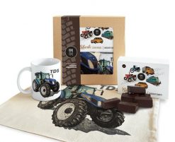 New Holland — paczka (Zawartość paczki: koszulka, torba, kubek, słodycze; Rozmiar koszulki / bluzy: XXL (damska); Kolor koszulki / bluzy: jasnoszary m. Szare koszulki damskie nikiniki, m, bez wzorów, z bawełny, bez kołnierzyka, bez ramiączek. Za 169.00 zł.