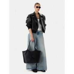 Torebka Calvin Klein. Czarne shopper bag Calvin Klein, bez wzorów, bez dodatków. Za 529.99 zł.