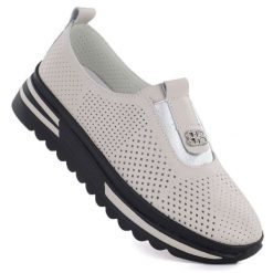 Skórzane półbuty damskie ażurowe na platformie beżowe S.Barski 7092. Brązowe półbuty damskie S.BARSKI, w ażurowe wzory, ze skóry, bez obcasa, na koturnie, bez zapięcia. Za 209.99 zł.