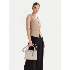 Torebka Guess. Brązowe kuferki damskie Guess, z aplikacjami, bez dodatków. Za 492.99 zł.