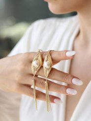 Pierres delicates Pozłacane kolczyki z cyrkoniami rozmiar: onesize. Żółte kolczyki damskie Pierres delicates, z cyrkonią, pozłacane, z zapięciem typu bigiel. Za 43.99 zł.