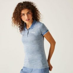 Koszulka turystyczna polo damska Remex II. Niebieskie bluzki damskie Regatta, bez wzorów, z materiału, sportowe, bez kołnierzyka, bez ramiączek. W wyprzedaży za 70.50 zł.