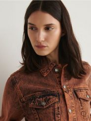 Krótka kurtka ze spranego denimu - pomarańczowy. Brązowe kurtki damskie Reserved, l, bez wzorów, z denimu, bez kaptura. W wyprzedaży za 99.99 zł.