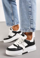 Biało-Czarne Sneakersy z Ozdobną Zawieszką w Kształcie Misia i Szerokimi Sznurówkami Raldika. Białe obuwie sportowe damskie Born2be, z jeansu, bez zapięcia. Za 59.99 zł.