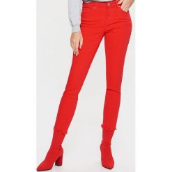Czerwone jeansy SLIM - Czerwony. Czerwone jeansy damskie Cropp. Za 99.99 zł.
