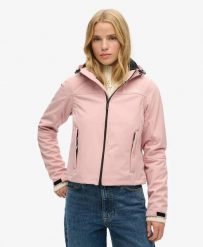 Superdry Kurtka Soft Shell Trekker z kapturem, krótki krój – Vintage Blush Pink. Czerwone kurtki damskie Superdry, bez wzorów, z elastanu, z kapturem. Za 407.60 zł.